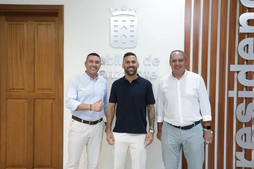 Oswaldo Betancort y Juan Monzón junto a Hecher Sosa.