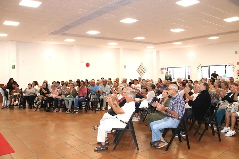 Mayores disfrutando de las actividades realizadas por el Ayuntamiento de Yaiza.