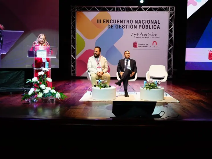 Oswaldo Betancort en el encuentro de gestión pública.