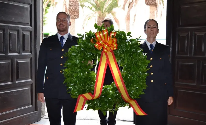 Dos agentes hicieron entrar la corona conmemorativa en la iglesia de San Ginés, en Arrecife.