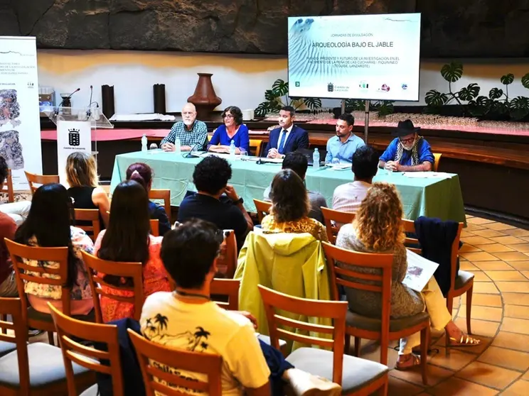 Jornadas de Divulgación “Arqueología bajo el jable: pasado, presente y futuro de la investigación en el yacimiento de Fiquinineo-La Peña de Las Cucharas”