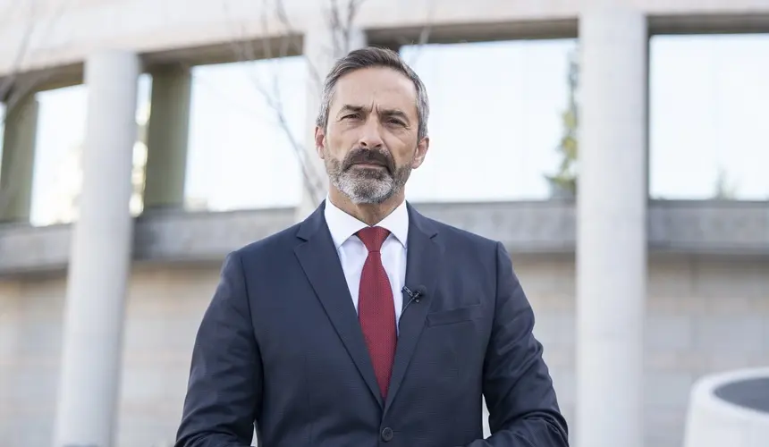 Pedro San Gin&eacute;s frente al Senado.