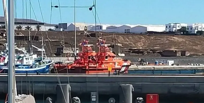 Embarcaciones de Salvamento Marítimo en Puerto Naos, Arrecife.