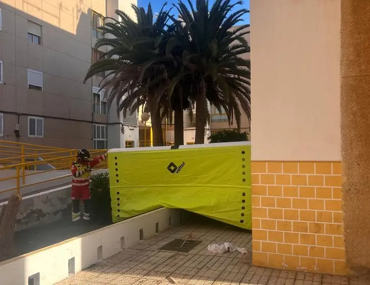 Imagen de uno de los bomberos que se situó al lado del colchón