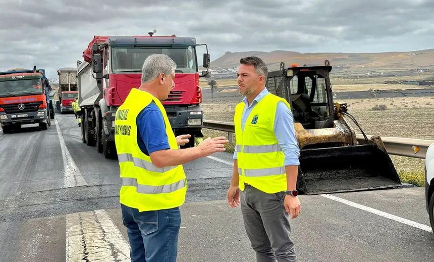 El consejero de Obras Públicas junto al concejal de Obras de Teguise
