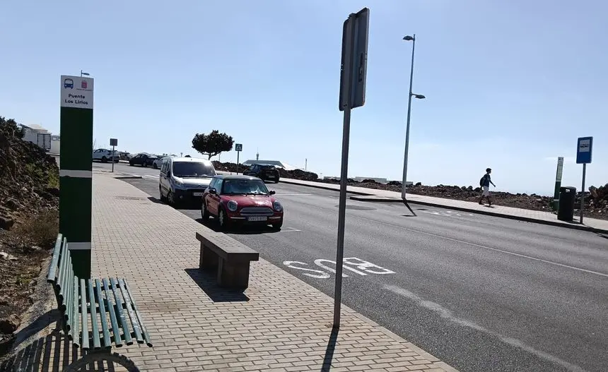 Imagen de una parada de guagua de Tías sin marquesina ni prácticamente lugar en el que puedan estar los posibles pasajeros