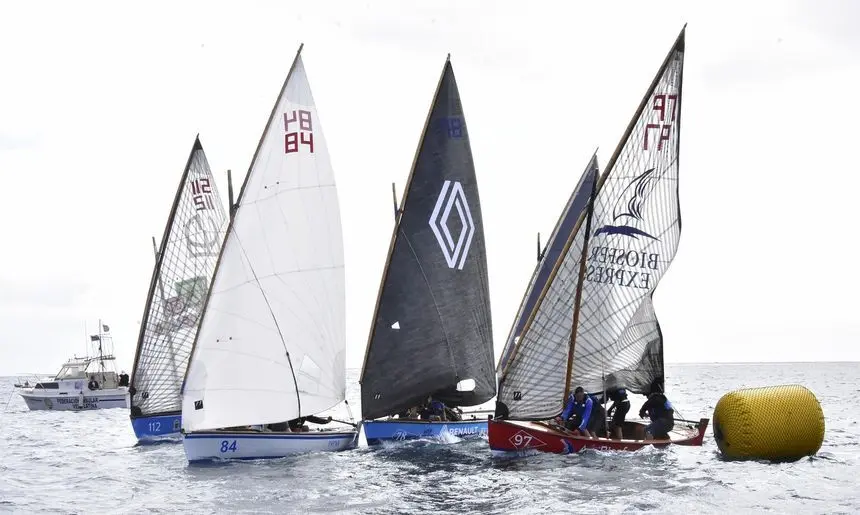 Imagen de los barcos en plena regata