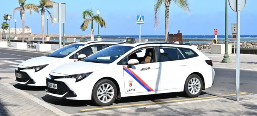 Imagen de dos taxis en la parada del Puente de las Bolas.