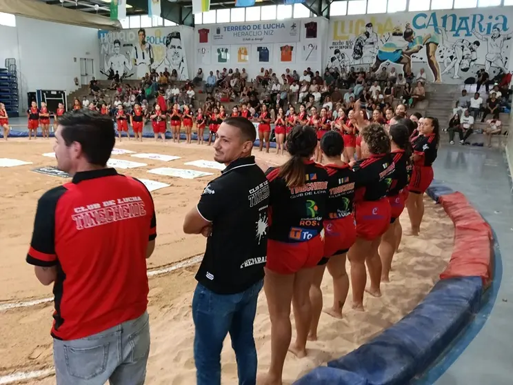 Luchadoras del Tinecheide durante la presentación del club.