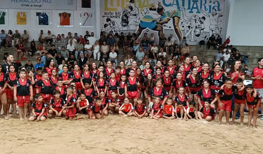 Luchadoras del Tinecheide junto a los asistentes en su presentación.