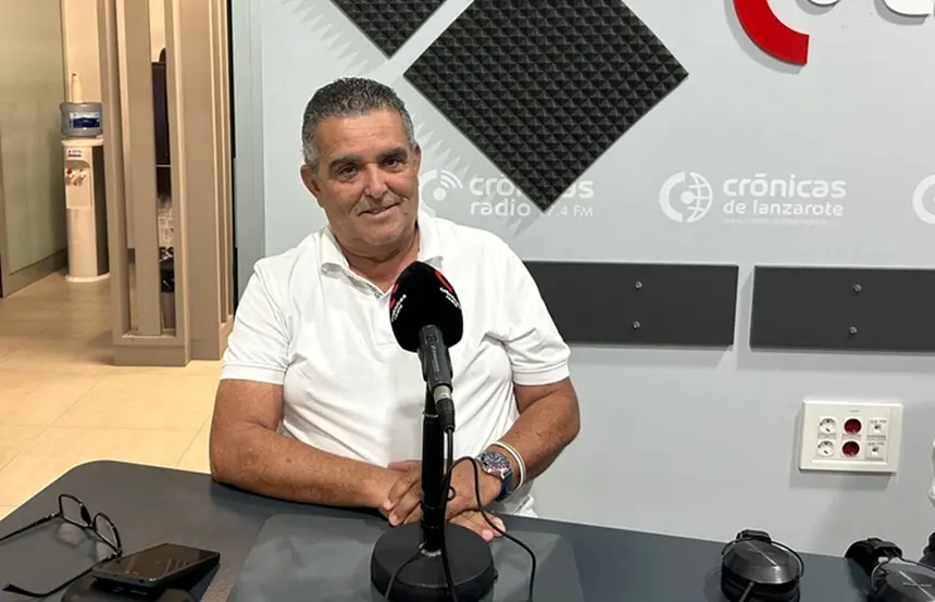 Mateo Ramón en el estudio de Crónicas Radio.