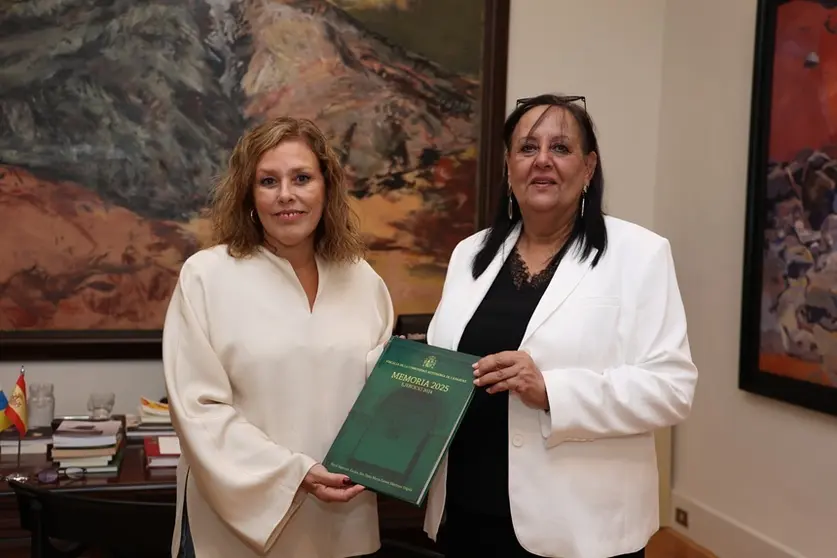 Astrid Pérez junto a la fiscal superior de la Comunidad Autónoma, María Farnés Martínez.