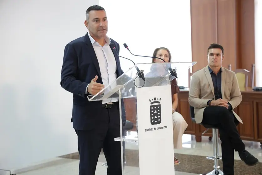 Oswaldo Betancort junto a Susana Pérez y Héctor Fernández.