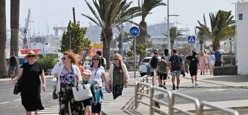 Los cruceros atracando al lado de los estudios de Crónicas Radio, en el puerto deportivo de Arrecife. 