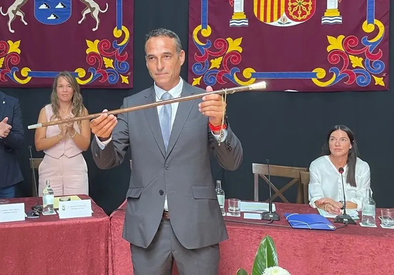 Alfredo Villalba durante su toma de posesión como alcalde de Haría.
