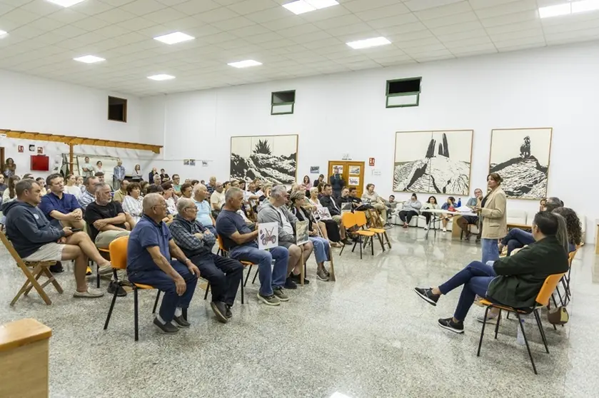 Olivia Duque y los componentes del Gobierno de Teguise en un encuentro vecinal.
