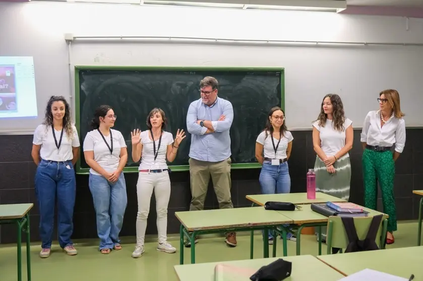 Isidro Pérez y Mónica de León junto a las psicólogas.