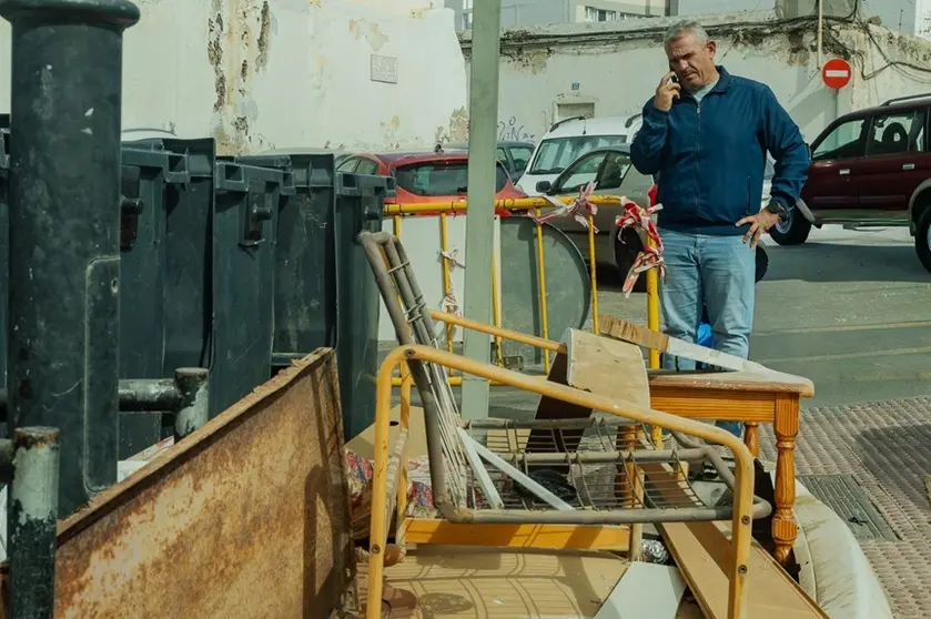 Jacobo Lemes junto a unos enseres en una calle de Arrecife.