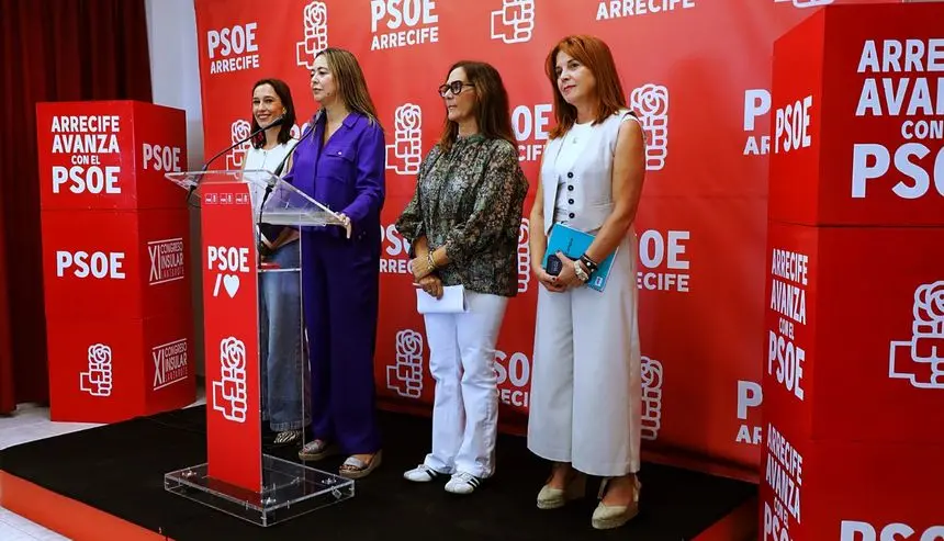 María Dolores Corujo con sus compañeras del PSOE durante la comparecencia de este jueves