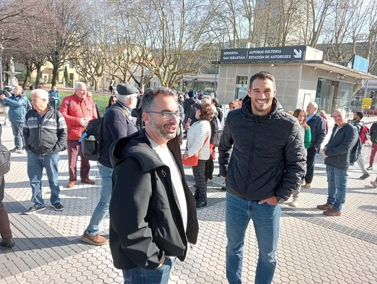 El teniente de alcalde, Echedey Eugenio, y el concejal de Mayores, Rosmen Quevedo, acompañando a los mayores en uno de los viajes.