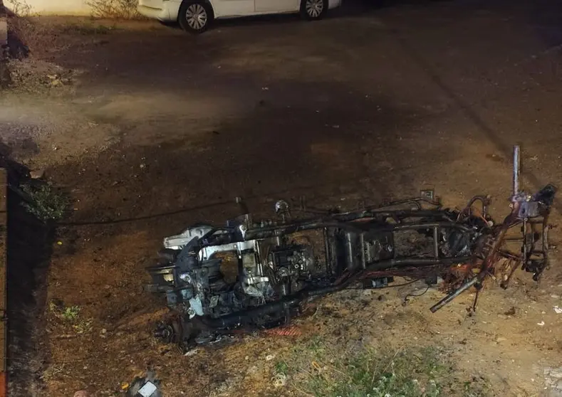 Estado en el que quedó la moto tras el incendio