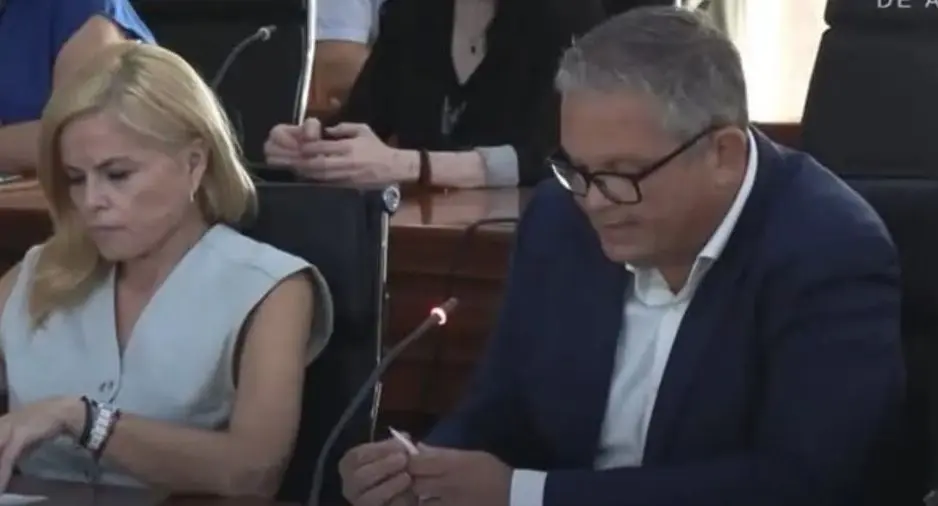Imagen del último pleno de Arrecife durante la intervención del portavoz del PSOE en la capital