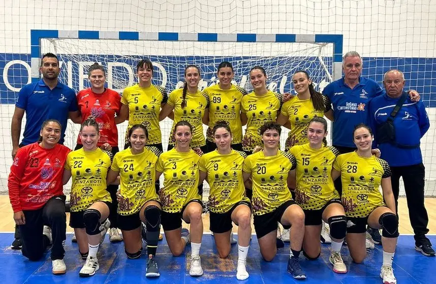 Imagen de las jugadoras y del cuerpo técnico