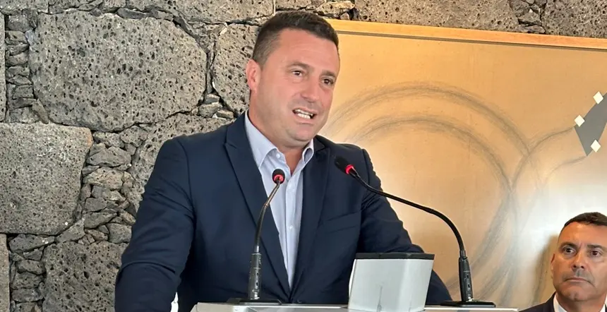 Óscar Noda en un acto con Oswaldo Betancort al fondo.