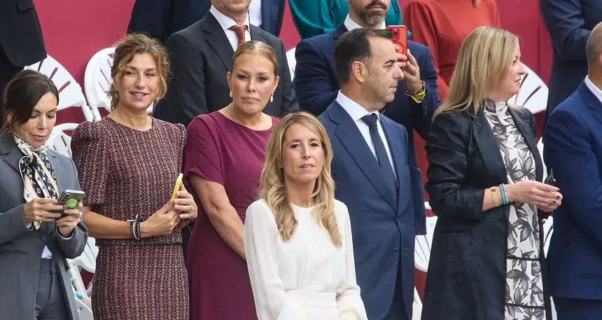 La presidenta del Parlamento de Canarias entre las autoridades asistentes