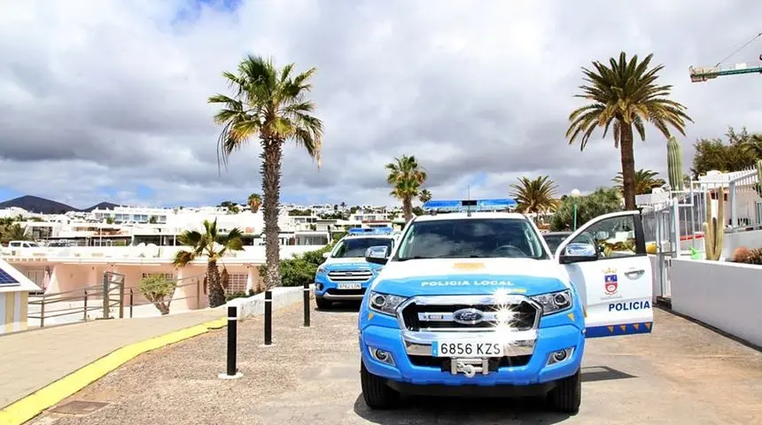 Imagen de los vehículos de la Policía Local de Tías en plena intervención.