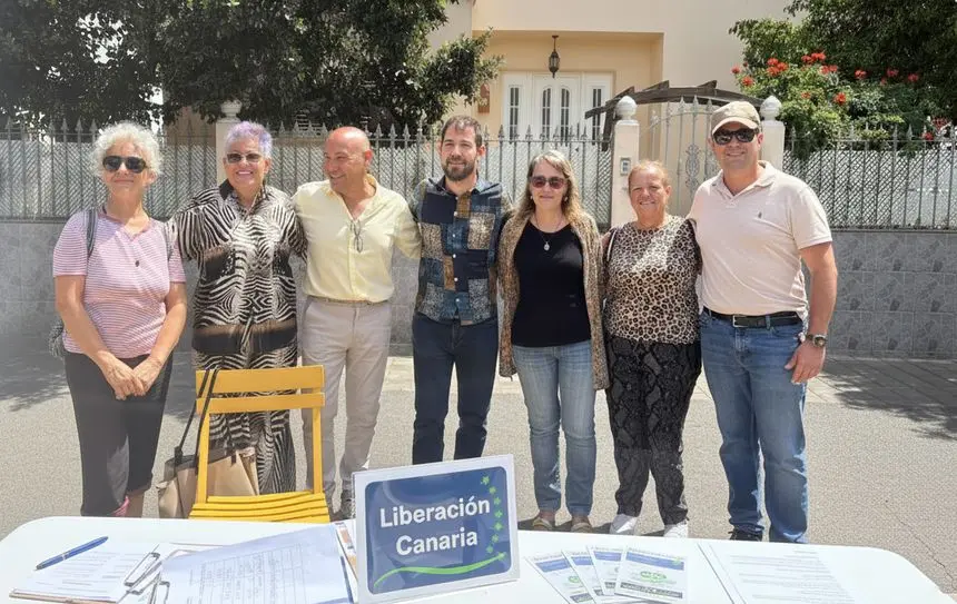 Un grupo de integrantes de Liberación Canaria recogiendo firmas