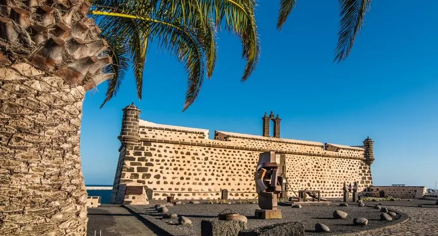 Imagen de la entrada al Castillo de San José, en Arrecife.