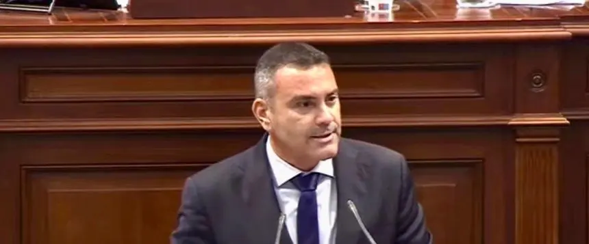 Oswaldo Betancort este miércoles durante la defensa de su propuesta.
