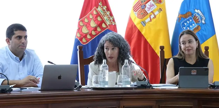 Benjamín Perdomo, Ariagona González y María Dolores Corujo en un pleno del Cabildo.