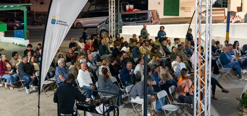 La gente llenó el recinto en El Cuchillo.
