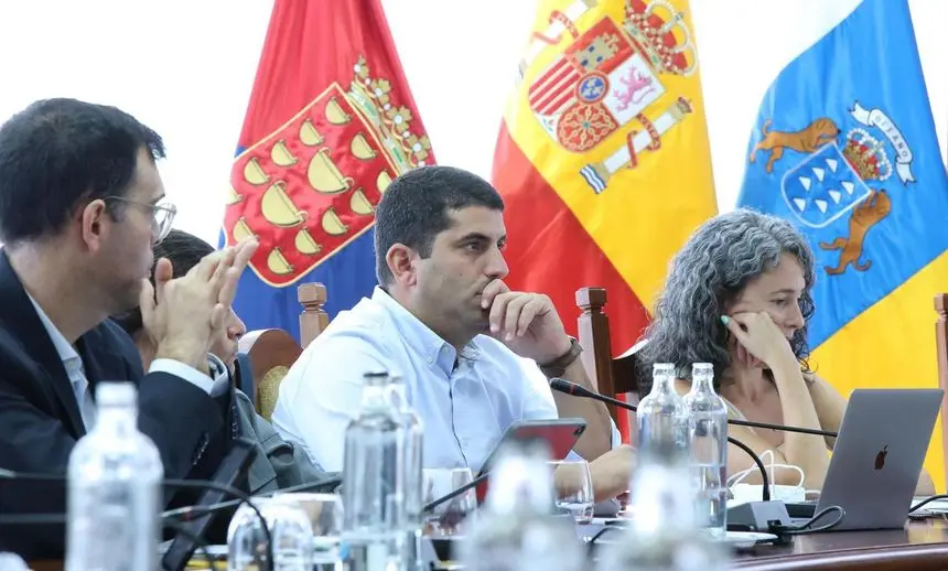 Benjamín Perdomo, en el centro de la imagen, junto a sus compañeros del Grupo Socialista en el Cabildo de Lanzarote