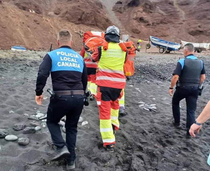 Imagen del momento del traslado del herido
