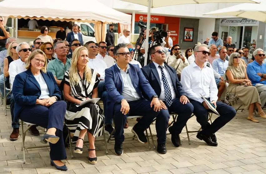 Imagen del consejero siguiendo el desarrollo del evento