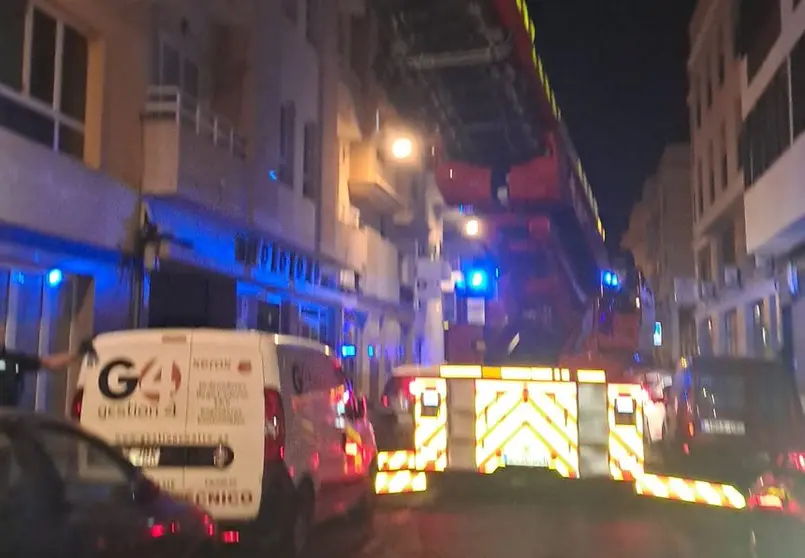 Imagen de los bomberos en el momento en el que entraron en el domicilio del fallecido.