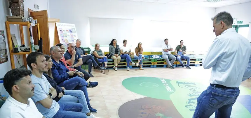 El consejero Domingo Cejas charlando con los representantes de los ayuntamientos durante la visita.