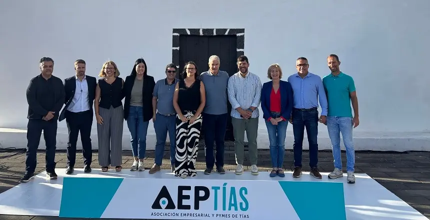 Los responsables de la Asociación con el equipo de gobierno de Tías y el consejero de Comercio del Cabildo.