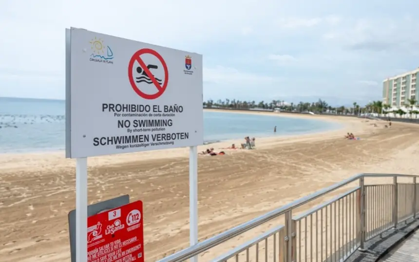 Imagen de este jueves con el cartel de prohibición del baño en la céntrica playa de Arrecife.