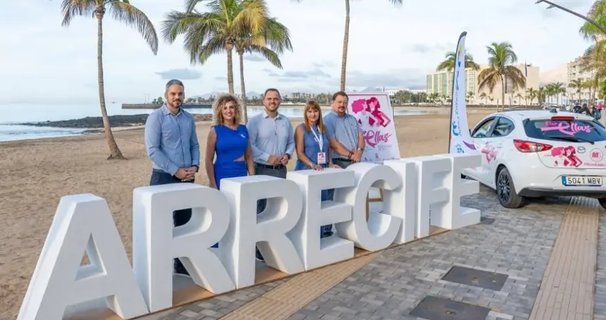 La presidenta de la asociación con el alcalde y sus compañeros del Gobierno municipal. 