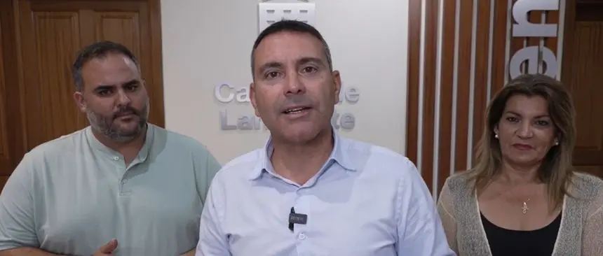 Oswaldo Betancort explicando la medida en presencia de su compañero Samuel Martín y de María Tovar