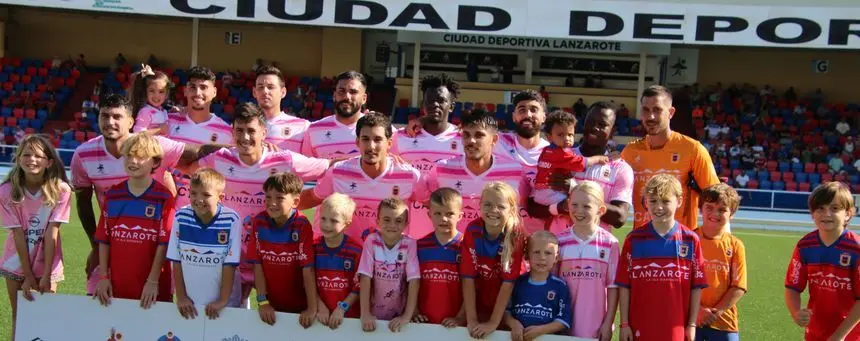 Imagen del equipo titular con los aficionados más pequeños