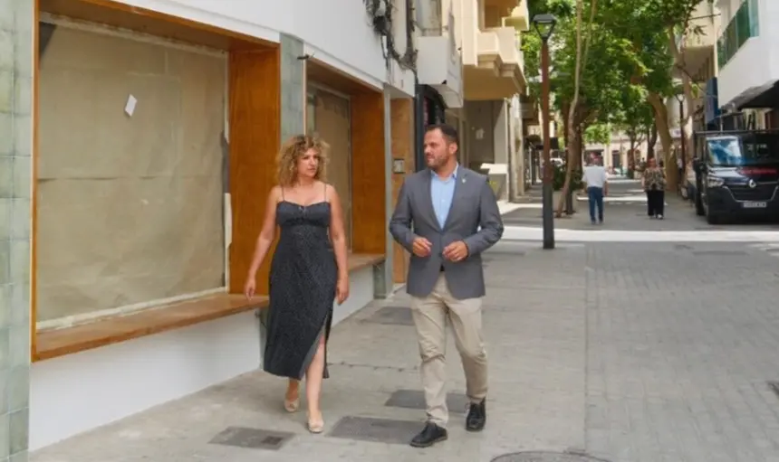 La concejal Eli Merino y el alcalde Yonathan de León paseando por la Calle Real de Arrecife.