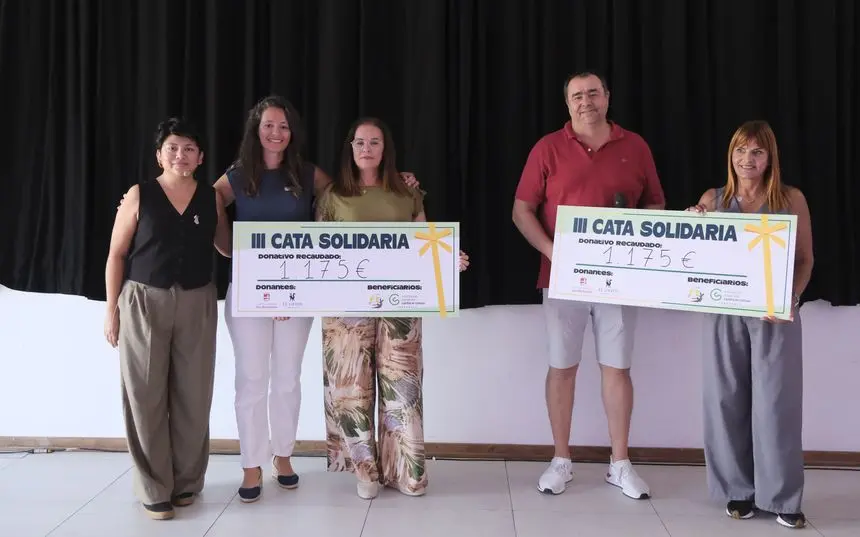 Los representantes de la bodega y del Ayuntamiento con la imagen de lo recaudado.