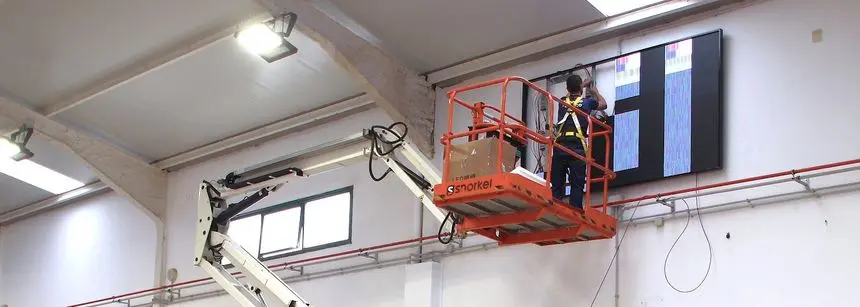 Momento en el que uno de los operarios estaba terminando el trabajo.