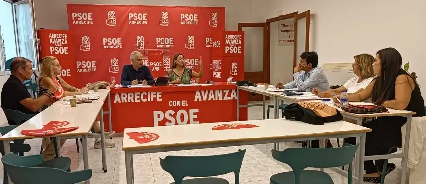 María Dolores Corujo y José Juan Cruz con los parlamentarios del PSOE.