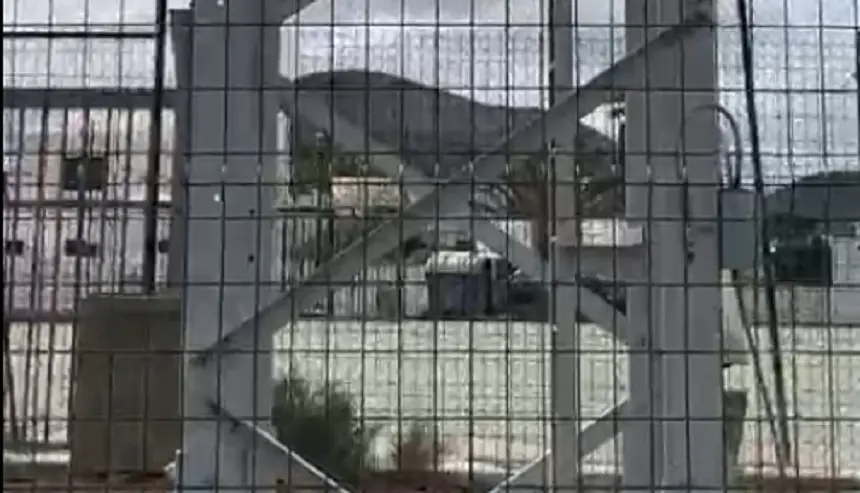 Imagen de un video que ha grabado el nuevo partido para que se vea lo grande que es la estructura. 